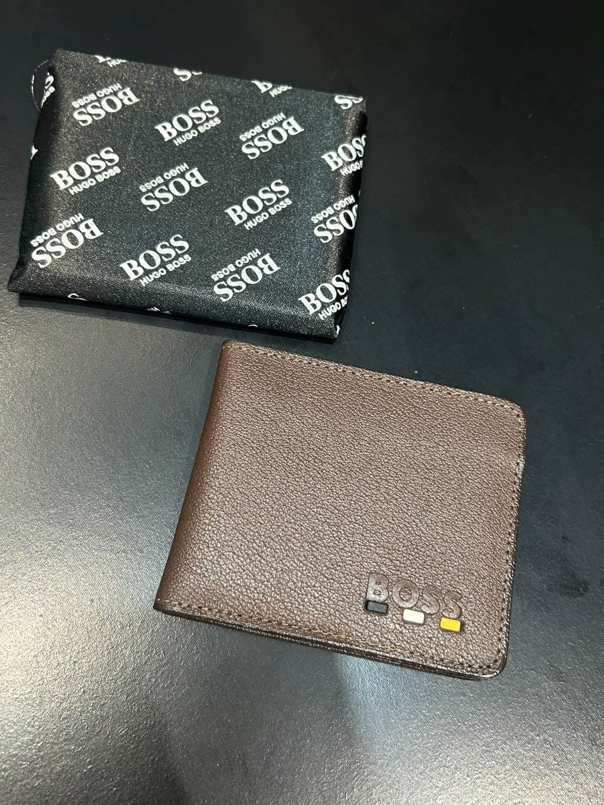 Carteira Hugo Boss Marrom (caixinha personalizada) — Praxedes Griffes