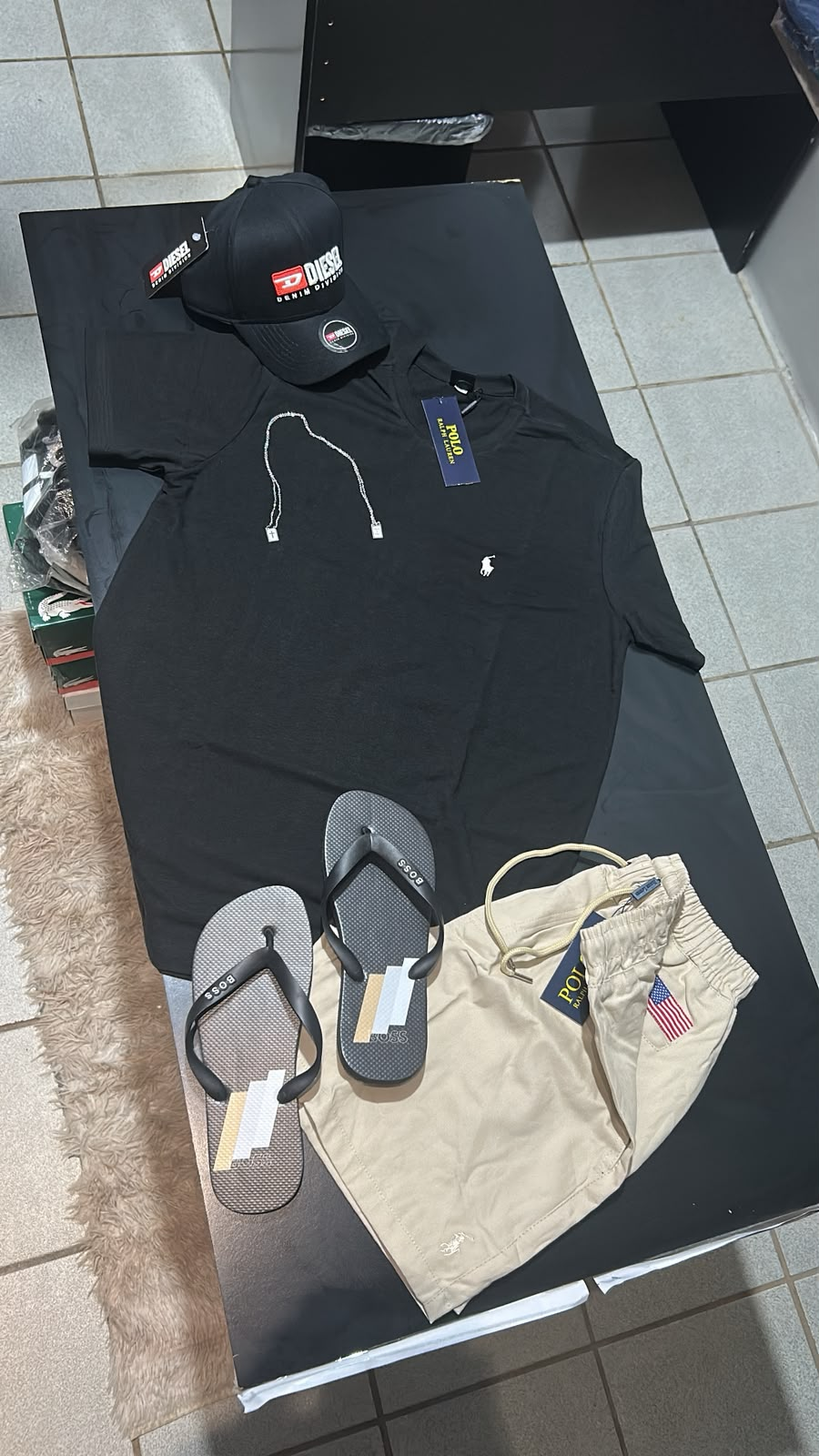 Look Completo Preto — Polo Ralph Lauren + Short Sarja + Boné Diesel + Escapulário + Chinelo — Praxedes Griffes