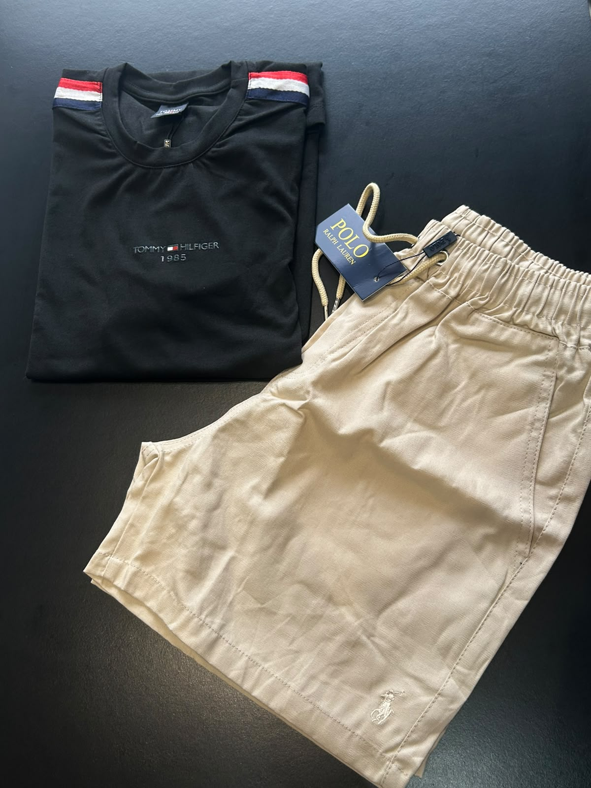 Kit Camisa Tommy Hilfiger Preta + Short Sarja Polo Ralph Lauren Bege — kits masculino na Praxedes Griffes